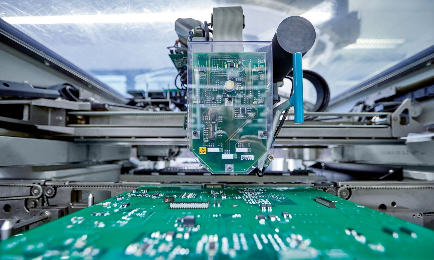 Focus su macchinario che produce circuiti stampati in serie